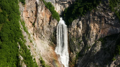 Fuerte-Corriente-De-Agua-Que-Fluye-En-La-Cascada-Boka-En-El-Parque-Nacional-Triglav-En-Eslovenia