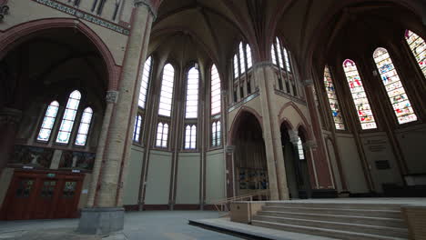 Blick-Auf-Den-Riesigen-Innenraum-Der-Alten-Kirche-Von-Gouda,-Die-In-Einen-Veranstaltungsort-Umgewandelt-Wurde