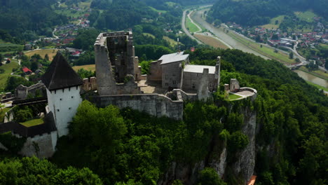 Ruinas-Del-Castillo-De-Celje-Con-Vistas-Al-Río-Savinja-En-La-Zona-Sureste-De-Celje,-Eslovenia