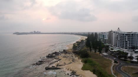 Panorama-Of-Resort-Buildings-At-The-Shoreline-Of-Mooloolaba-Beach-In-QLD,-Australia