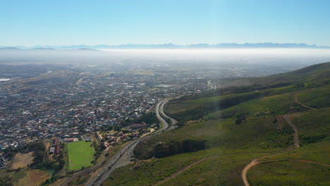 Panorama-De-Ou-Kaapse-Weg-Road-Y-Paisaje-Urbano-De-La-Orilla-Del-Lago-En-Ciudad-Del-Cabo,-Sudáfrica