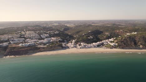 Salema-Strand-Und-Dorf,-Algarve