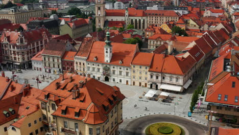 Ayuntamiento-De-Maribor-Y-Columna-De-Peste-En-La-Plaza-Glavni-Trg-En-La-Ciudad-De-Maribor,-Eslovenia