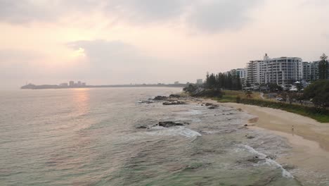 Reflection-Of-Sunlight-At-The-Waterscape-Of-Mooloolaba-Beach-At-Dusk-In-QLD,-Australia