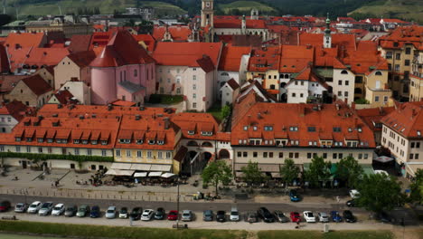 Gebäudestrukturen-Am-Ufer-Der-Drau-In-Maribor,-Slowenien