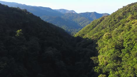 Aufsteigende-Luftdrohnenansicht:-Das-Tal-Im-Monteverde-Nebelwaldreservat,-Costa-Rica