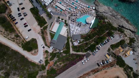 Resort-De-Vacaciones-Con-Piscina,-Estacionamiento-Y-Sillas-De-Playa-Cerca-Del-Agua-Azul-Turquesa-Del-Mar-En-Albania
