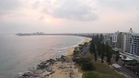 Panorama-Des-Gesamten-Mooloolaba-Strandes-Am-Meer-Bei-Sonnenuntergang-In-Der-Region-Sunshine-Coast-In-Australien
