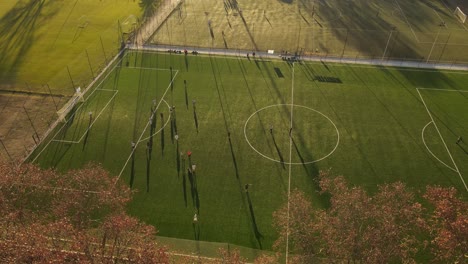 Luftbild-über-Fußballspiel-Bei-Sonnenuntergang-Und-Foulspiel-Auf-Dem-Platz,-4k-60fps