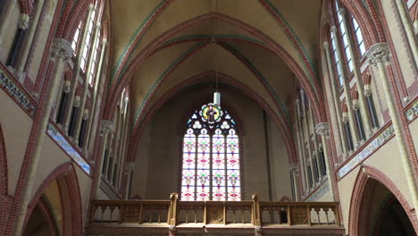 Die-Gewölbte-Decke-Der-Gouwekerk,-Architektonische-Kirche-Im-Gotischen-Stil,-Die-In-Einen-Veranstaltungsort-In-Gouda,-Niederlande,-Umgewandelt-Wurde