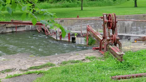 Reste-Eines-Schleusen--Und-Dammmechanismus-Am-Historischen-Hennipen-Kanal