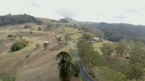 Carretera-Sinuosa-Escénica-Sobre-Las-Colinas-En-La-Región-De-La-Costa-Del-Sol,-Queensland,-Australia