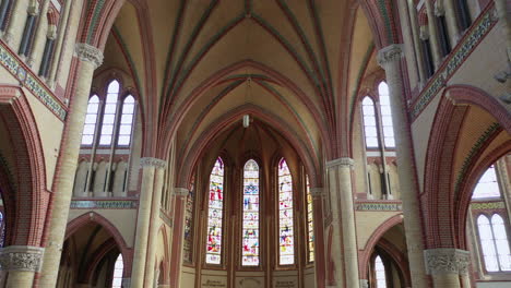 Decke-Und-Buntglasfenster-Der-Alten-Kirche-Von-Gouda