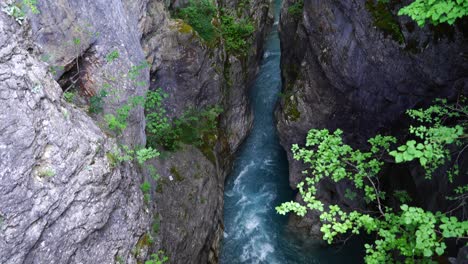 Schöne-Schlucht-In-Albanien-Von-Oben-Gesehen,-Grüne-Bäume-Am-Felsigen-Hang-über-Smaragdgrünem-Wasserstrom