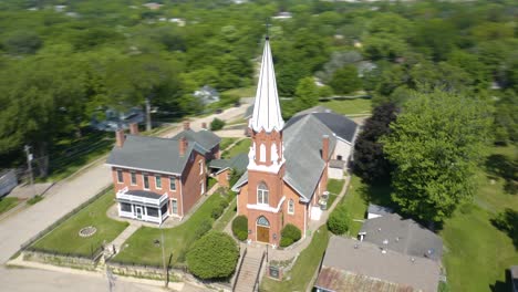 Erstaunlicher-Hyperlapse-über-Der-Christlichen-Kirche-In-Einer-Kleinen-Stadt-Usa