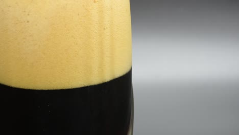 Detalle-De-Una-Pinta-De-Cerveza-Negra