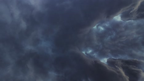 Tormenta-De-4k-Dentro-De-Nubes-Cumulonimbus-Oscuras-Que-Se-Mueven-Antes-De-La-Lluvia