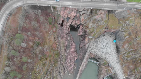 Autos-Fahren-Auf-Einer-Brücke-über-Die-Trollhattan-Fälle,-Wasserfall-In-Schweden