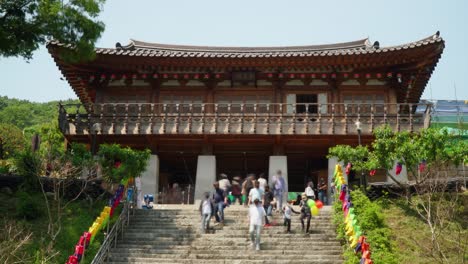 Koreaner-Besuchen-Cheonggyesa-tempel-Während-Buddhas-Geburtstagsfeier-In-Cheonggye-ro,-Uiwang-si,-Gyeonggi-do,-Südkorea