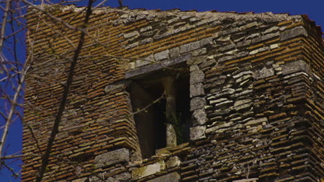 Altes-Fenster-Eines-Gebäudes-Aus-Ziegeln-In-Der-Altstadt-Von-Pedraza,-Spanien