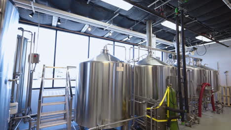 Brauereiausrüstung-Im-Lager,-Rostfreie-Bierstills-In-Der-Funktionierenden-Brauerei,-4k