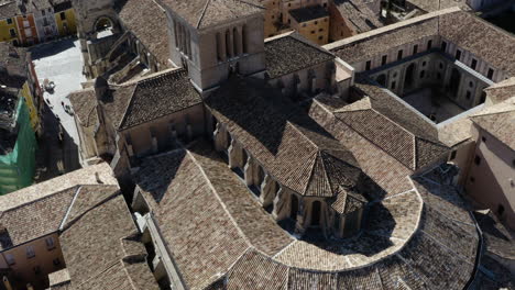 Arquitectura-Del-Techo-De-La-Gran-Catedral-De-Cuenca-Con-Vistas-A-Su-Paisaje-Urbano-En-Cuenca,-España