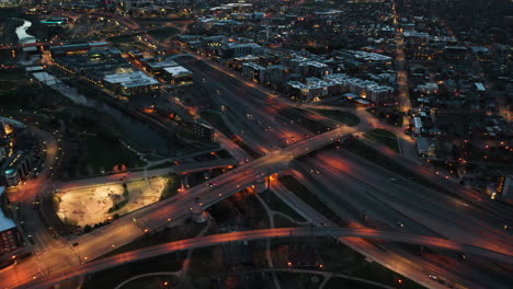 Nachtverkehr-In-Denver,-Colorado-Usa,-Autobahnüberführung,-Straßenlaternen-Und-Autos,-Drohnenluftbild