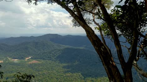 Panorámica-De-Las-Montañas-De-La-Selva-Tropical-En-Gunung-Panty,-Malasia