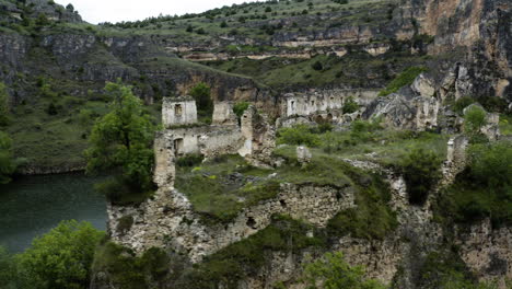 Río-Duraton-Revelado-De-Las-Ruinas-Del-Antiguo-Convento-De-La-Hoz