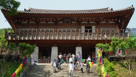 Haupteingang-Des-Cheonggyesa-tempels,-Menschen-Betreten-Den-Tempel-Am-Tag-Der-Geburtstagsfeier-Von-Buddha,-Cheonggye-ro,-Uiwang-si,-Gyeonggi-do,-Südkorea,-Zeitraffer