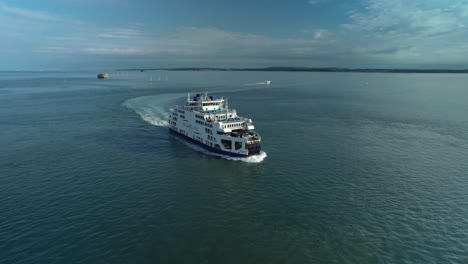 Ferry-Wightlink-Navegando-A-Través-Del-Mar-En-Calma-En-La-Isla-De-Wight,-Reino-Unido