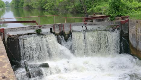 Wasser,-Das-über-Einen-Damm-Im-Historischen-Hennipen-Kanal-Fließt