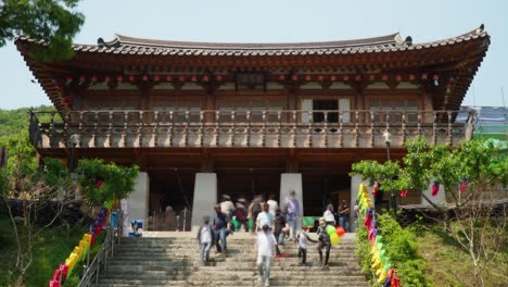 Koreanische-Leute,-Die-Durch-Den-Eingang-Des-Cheonggyesa-tempels-An-Der-Feier-Des-Buddhatages-Gehen,-Südkorea-Verkleinern-Zeitraffer