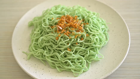 green-jade-noodle-with-garlic-on-plate