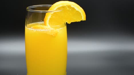 Orangenlimonade-In-Ein-Glas,-Orangenscheiben-Hineingeben