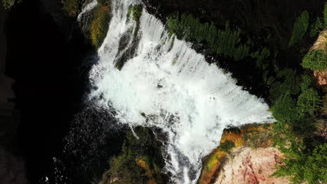 Top-down-Luftaufnahme-Des-Wasserfalls-In-Der-Wildnis,-Des-Frischen-Flusswassers-Und-Der-Hochwinkeligen-Drohnenaufnahme-Im-Herbst