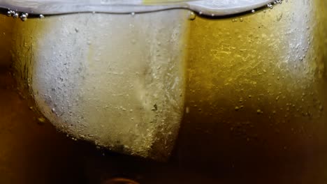 Glas-Cola-Mit-Eiswürfeln.-Makroaufnahme