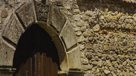 Makro-Einer-Gewölbten-Holztür-Aus-Einem-Mittelalterlichen-Haus-In-Pedraza,-Spanien