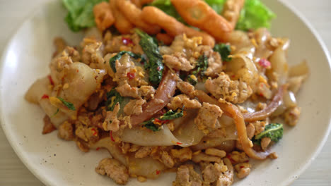 Gebratene-Nudeln-Mit-Gehacktem-Hühnerfleisch-Und-Basilikum---Asiatische-Küche