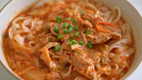 Koreanische-Udon-ramen-nudeln-Mit-Schweinefleisch-In-Kimchi-suppe---Asiatischer-Essensstil