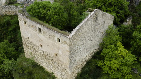 Kloster-De-La-Hoz-Ruinen-Mit-Dichtem-Laub-Im-Naturpark-Hoces-Del-Rio-Duraton-In-Segovia,-Castilla-Y-Leon,-Spanien
