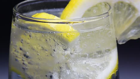 Close-up-of-a-glass-of-Mineral-Water-with-lemon-slices-in