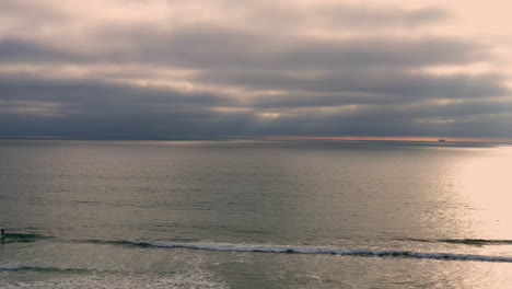 Luftlandschaft-Von-Wellen-Und-Strand-Bei-Sonnenuntergang-Am-Pazifikstrand,-San-Diego,-Kalifornien,-USA---Drohnenaufnahme