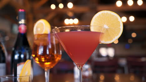 Fruchtige-Cocktails-Geschmückt-Mit-Orangenscheiben-Und-Weinen-In-Einer-Warmen-Romantischen-Lounge,-Slider-4k