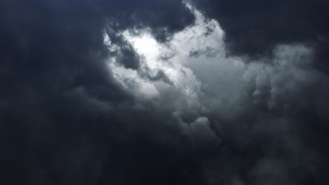 Punto-De-Vista-Tormenta-Dentro-De-Nubes-Cumulonimbus-Oscuras
