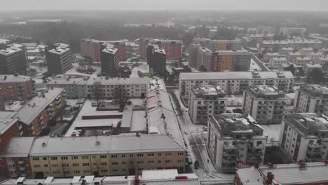 Techos-De-Edificios-Residenciales-Con-Nieve-En-Un-Día-Brumoso-De-Invierno-En-Trollhattan,-Suecia