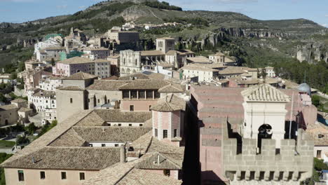 Monumento-De-Piedra-Torre-De-Mangana-Con-Vistas-A-La-Arquitectura-Medieval-De-La-Ciudad-En-Cuenca,-España