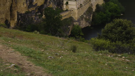 Aufklappbare-Enthüllung-Des-Historischen-Klosters-De-La-Hoz-Im-Naturpark-Hoces-Del-Rio-Duraton-In-Sebulcor,-Segovia,-Spanien