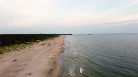 aerial-shot-of-the-beach-overcast,-cloudy-day,-zoom-in