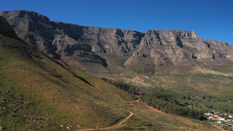 Hiking-Trail-Towards-The-Infamous-Table-Mountain-In-The-City-Of-Cape-Town,-South-Africa